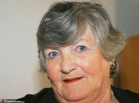 TAC Amateurs are proud to present you with xxx pictures featuring Grandma Libby in porn with sex toy