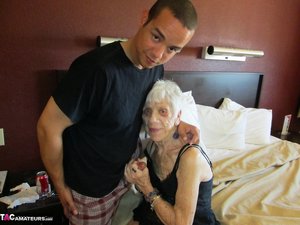 TAC Amateurs are pleased to offer you a free photos featuring Cougarchampion in hardcore fuck scene